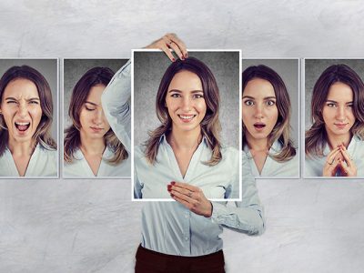 Frau zeigt im Rahmen eines Coachings verschiedene Emotionen.