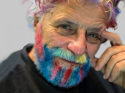 Älterer Mann akzeptiert Veränderung durch Prozessberatung.